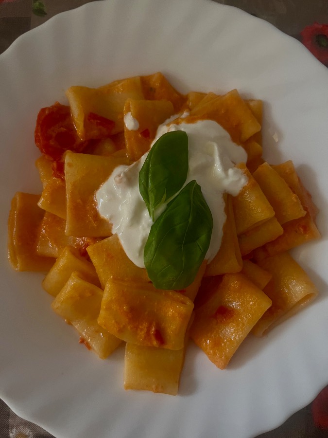Pasta con pomodorini e stracciatella