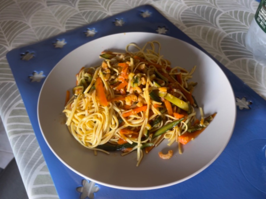 Noodles con verdure e gamberi