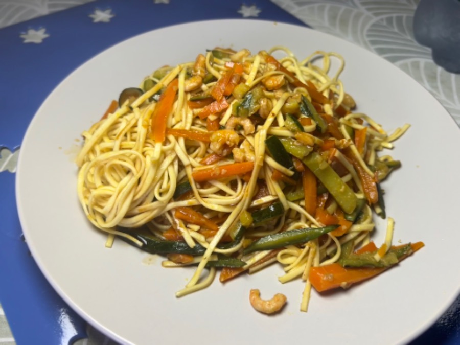 Noodles con verdure e gamberi