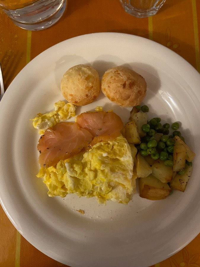 Uova strapazzate con salmone, patate e piselli