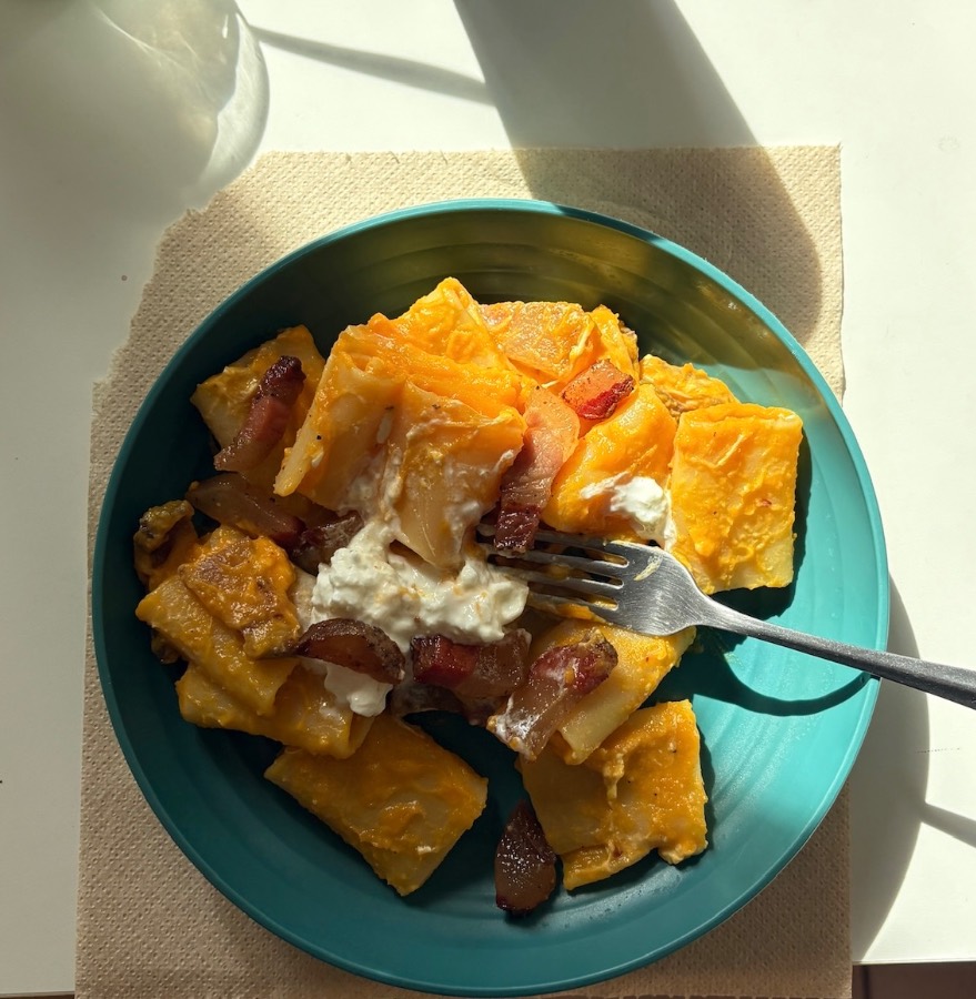 Pasta con crema di zucca, guanciale e stracciatella