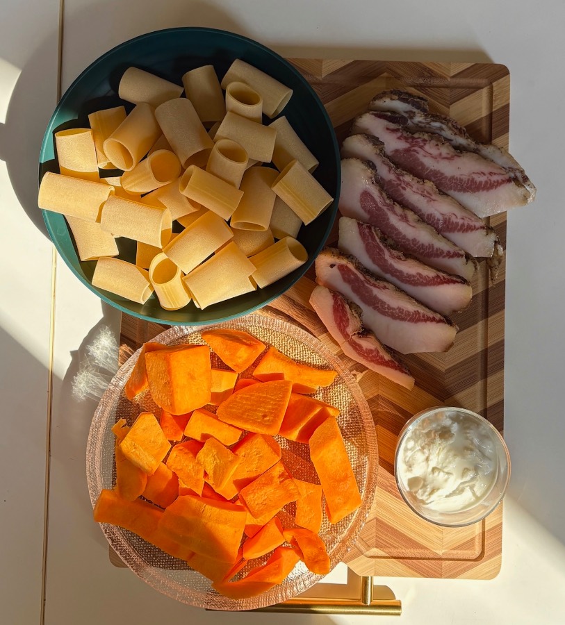 Pasta con crema di zucca, guanciale e stracciatella