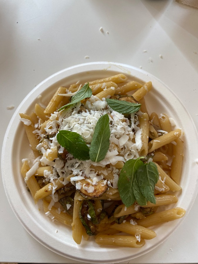 Pasta con le zucchine fritte, ricotta salata e menta