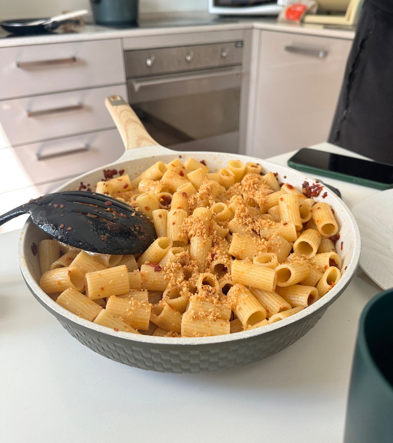 Pasta con pesto di pomodori secchi, pan grattato tostato e tarallo sbriciolato