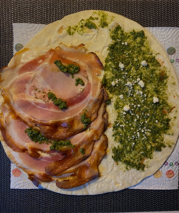 Piadina con porchetta, pesto di basilico e parmigiano
